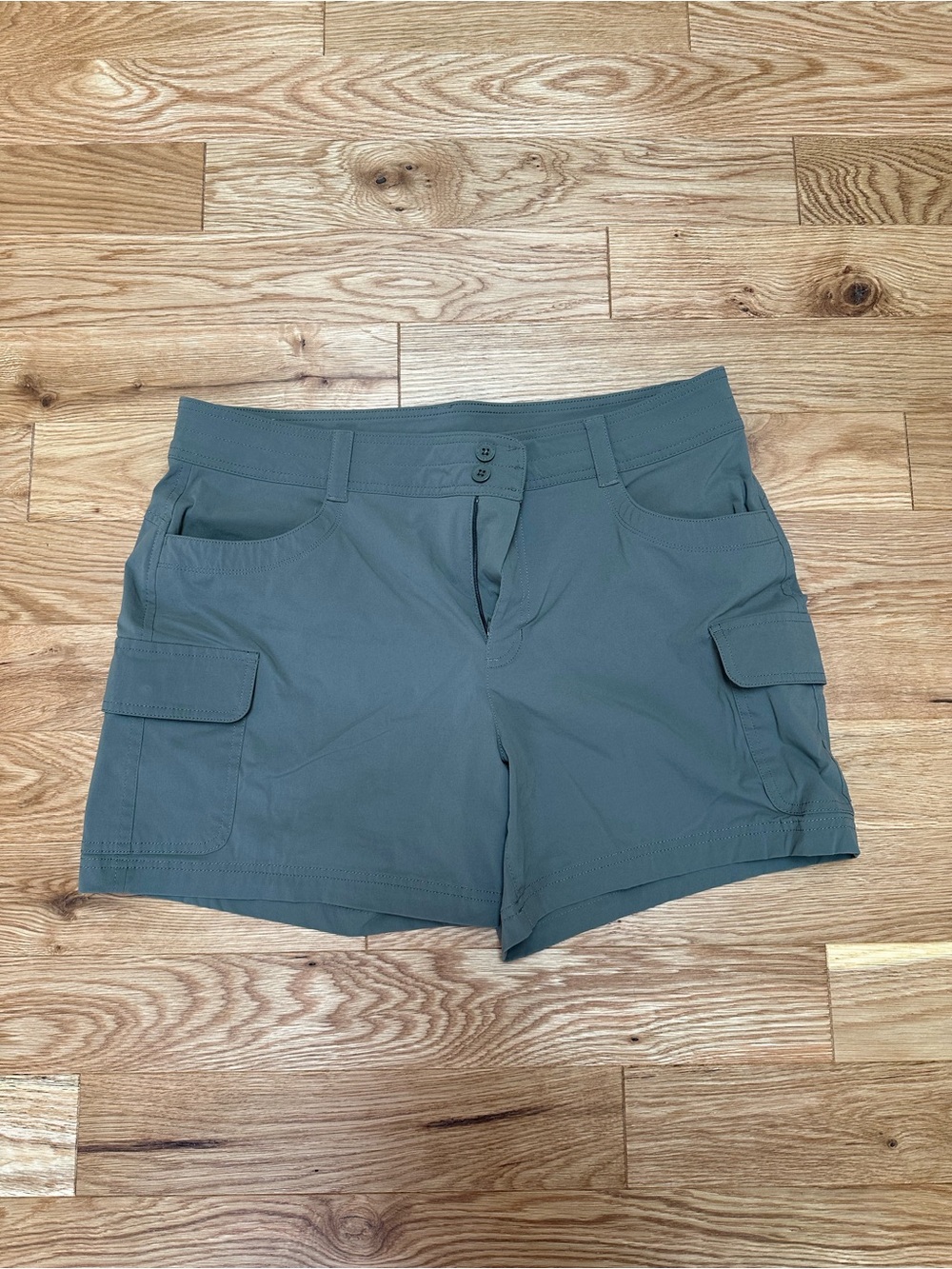 Eddie Bauer Women’s Olive Green Cargo Shorts - Size 14 - Perfect for hiking!